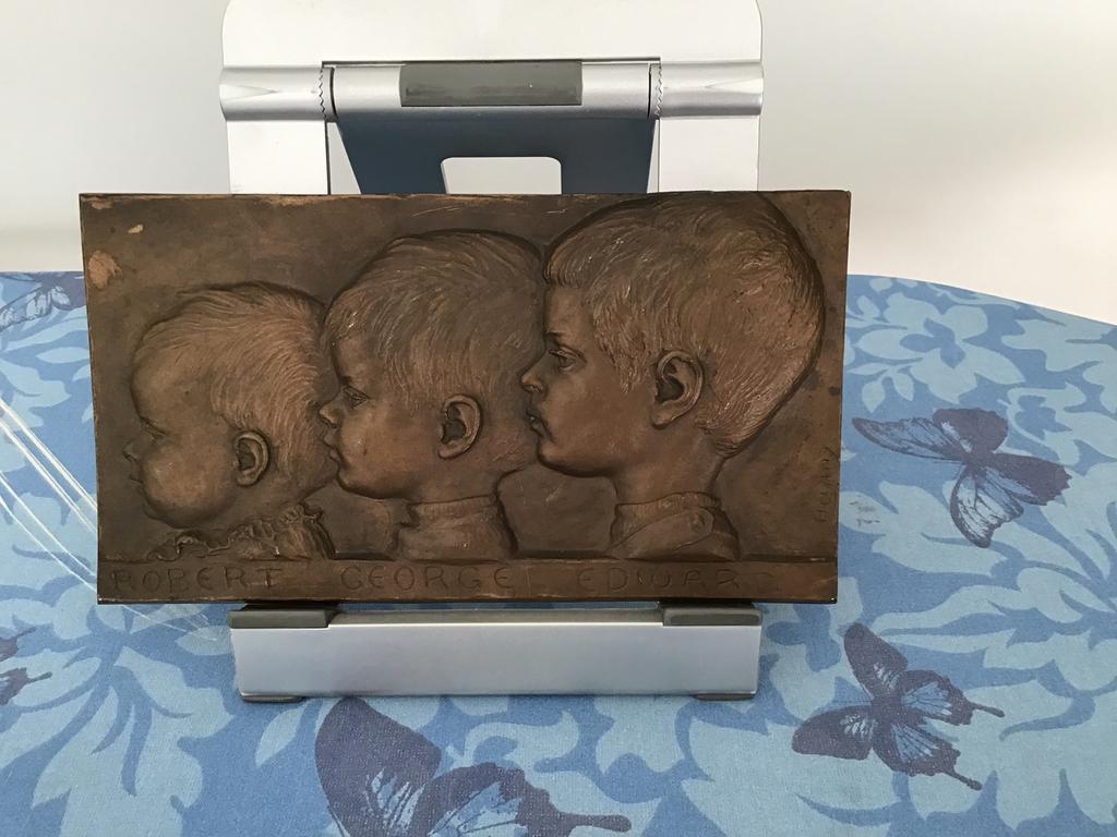 ‘Bronzen plaat’  met 3 jongensnamen. Robert-George-Edward, Ophalen