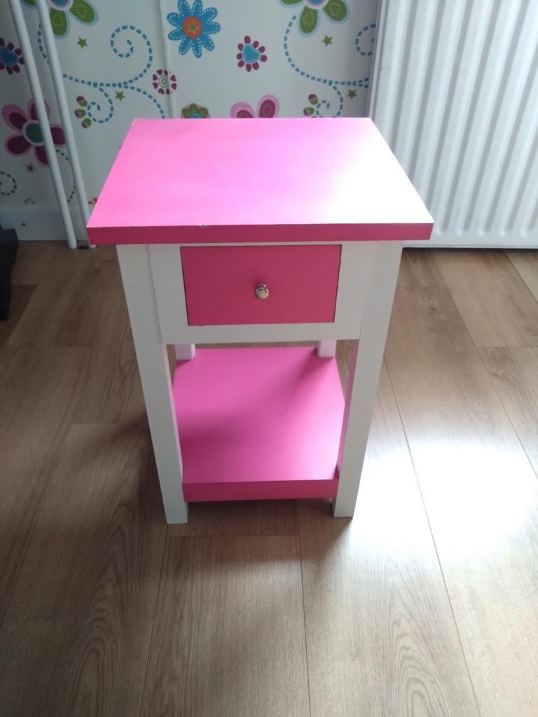 Roze en wit nachtkastje met lade, Huis en Inrichting, Slaapkamer | Nachtkastjes, Ophalen