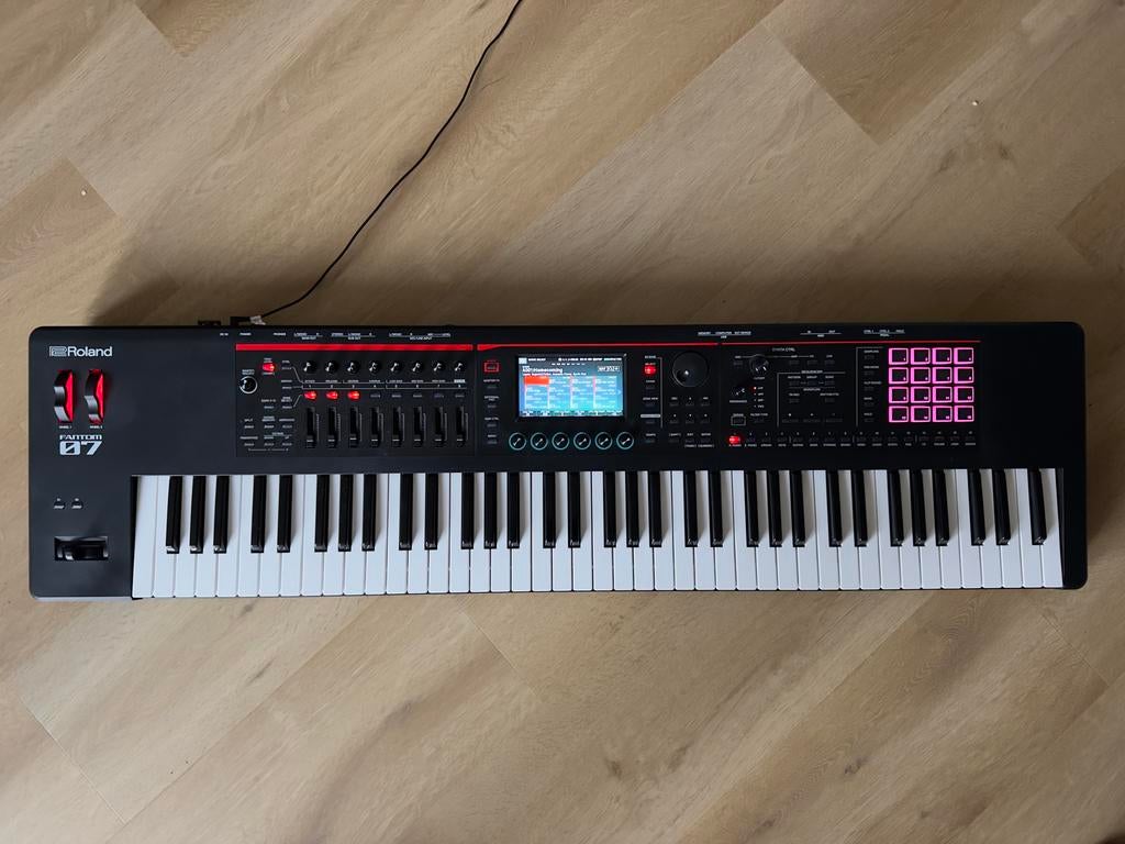 Roland Fantom 07 - 1,5 jaar oud, inclusief Gator slim tas, Ophalen, Roland, Zo goed als nieuw, Aanslaggevoelig