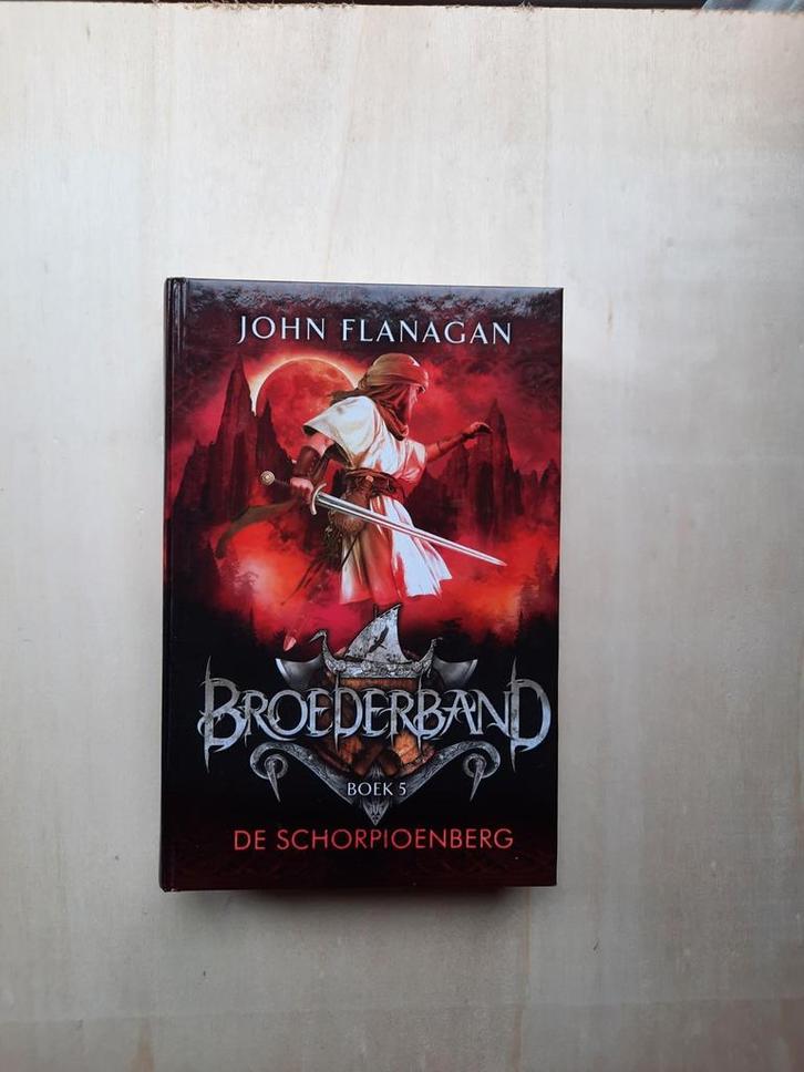 John Flanagan - De schorpioenberg, Boeken, Kinderboeken | Jeugd | 10 tot 12 jaar, Zo goed als nieuw, Ophalen of Verzenden