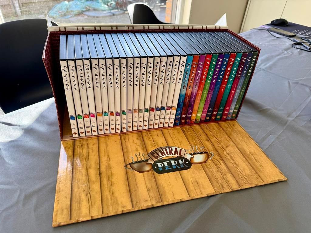 Friends DVD box in Central Perk doos (alle 10 seizoenen), Cd's en Dvd's, Dvd's | Tv en Series, Gebruikt, Boxset, Ophalen of Verzenden