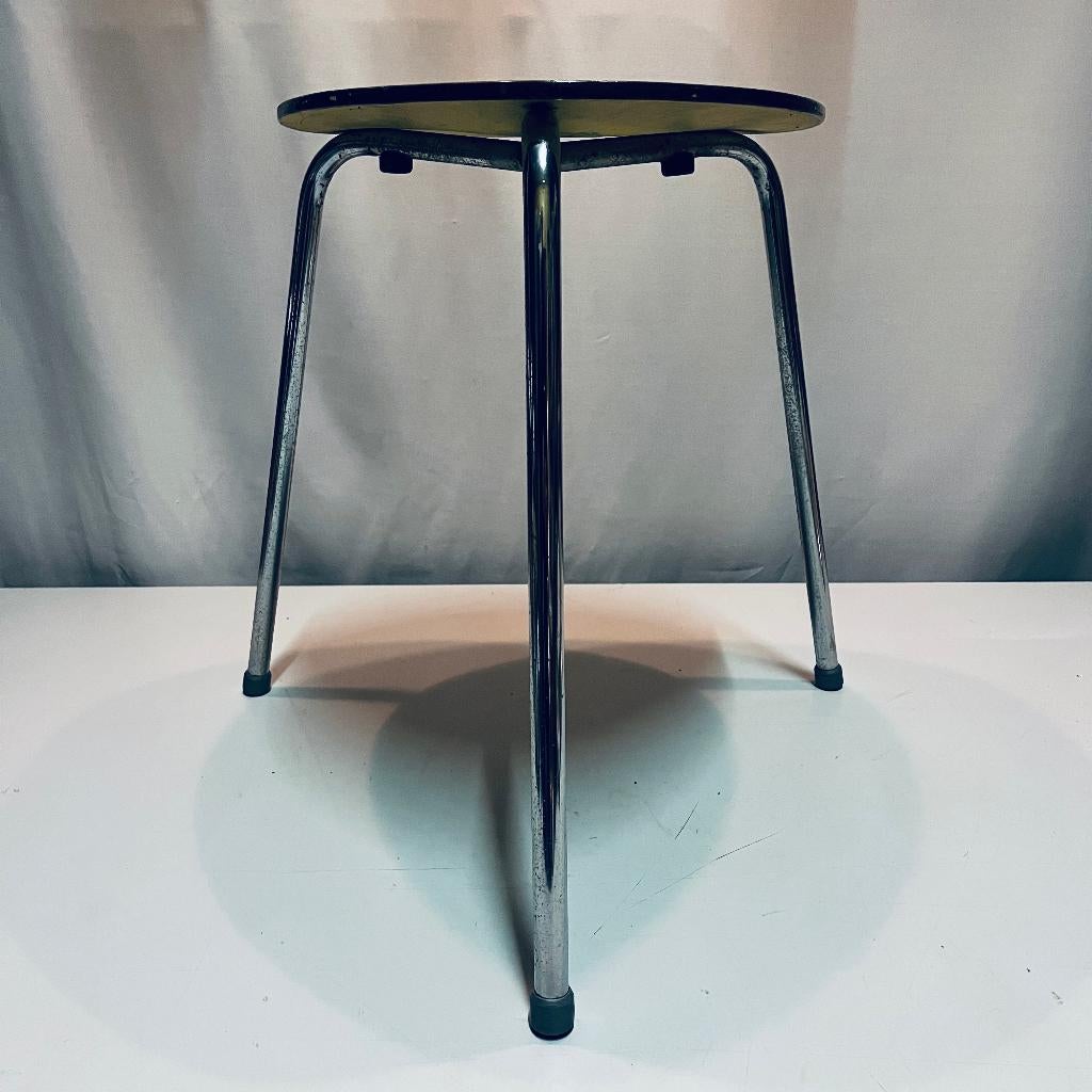 Vintage tripod chroom en multiplex krukje industrieel design, Gebruikt, Ophalen of Verzenden, Industrieel, Deens design
