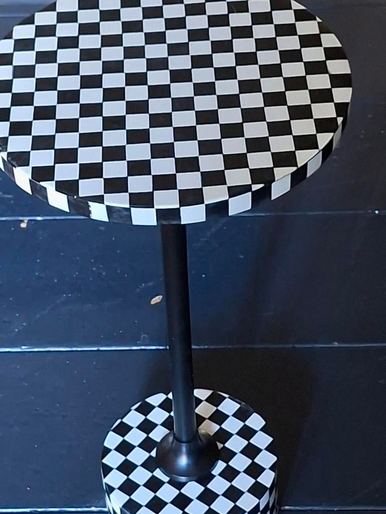 Zwart wit bijzettafel, Ophalen