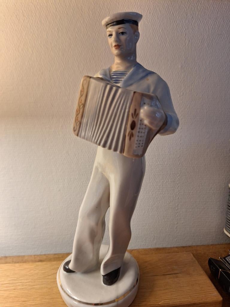 Sovjet porseleinen beeld van matroos met accordeon, Verzamelen, Beelden en Beeldjes, Ophalen of Verzenden, Zo goed als nieuw, Mens