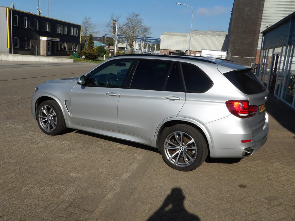 BMW X5 xDrive35i High Executive (bj 2015, automaat), Auto's, BMW, Automaat, 2005 kg, Lichtsensor, Leder