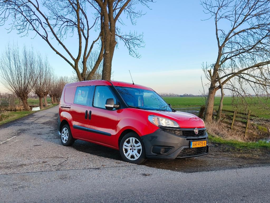 Fiat Doblo 1.6  66KW 2015 Rolstoelbus handgas zelf rijden, Auto's, Euro 5, 4 cilinders, 0 kg, Leder en Stof