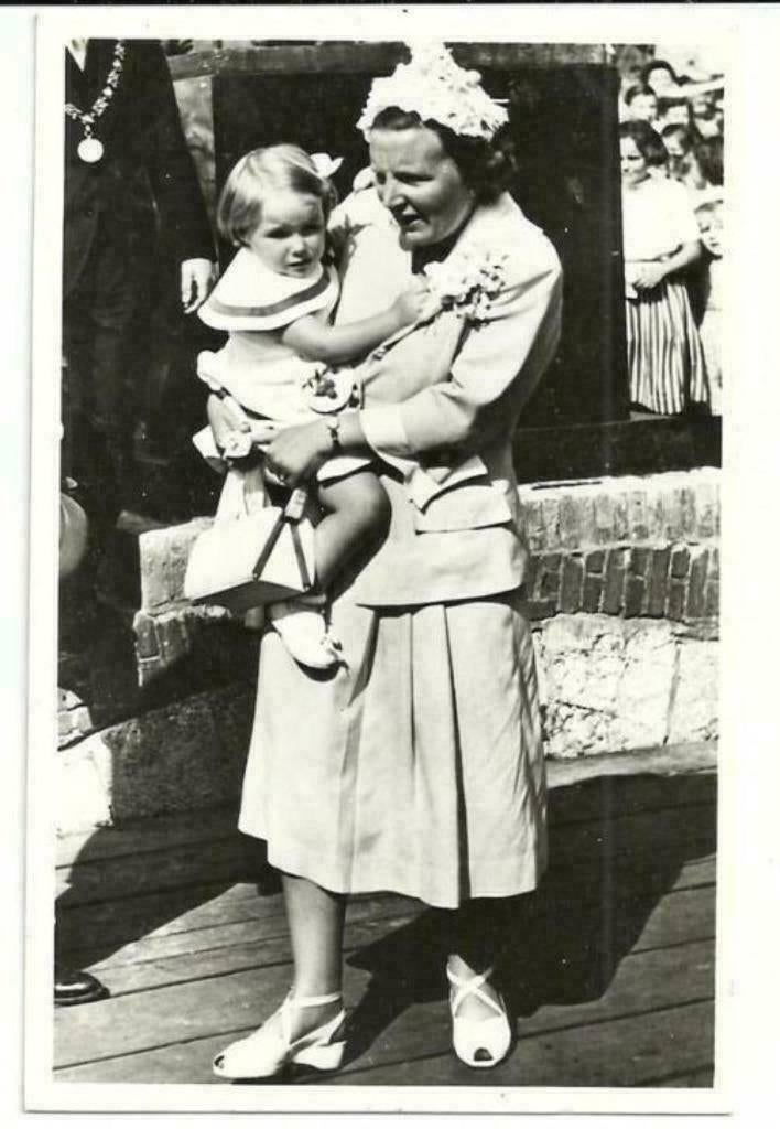 AK Koningin Juliana met Prinses Marijke, Verzenden, Zo goed als nieuw, Nederland, Kaart, Foto of Prent