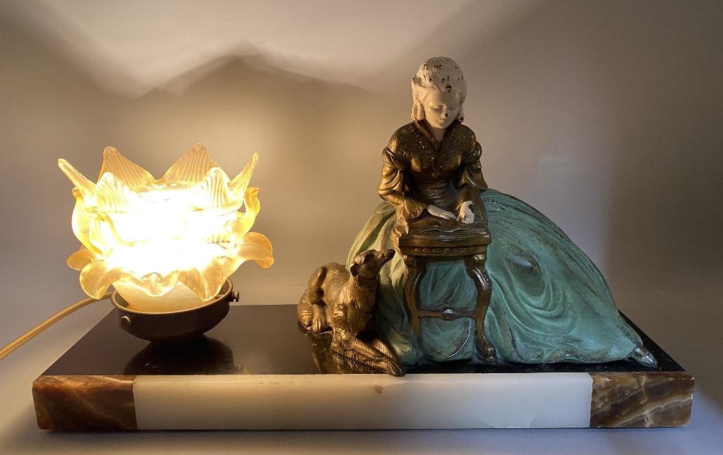 art deco tafellamp met hazewindhond hond dame op marmer, Ophalen of Verzenden
