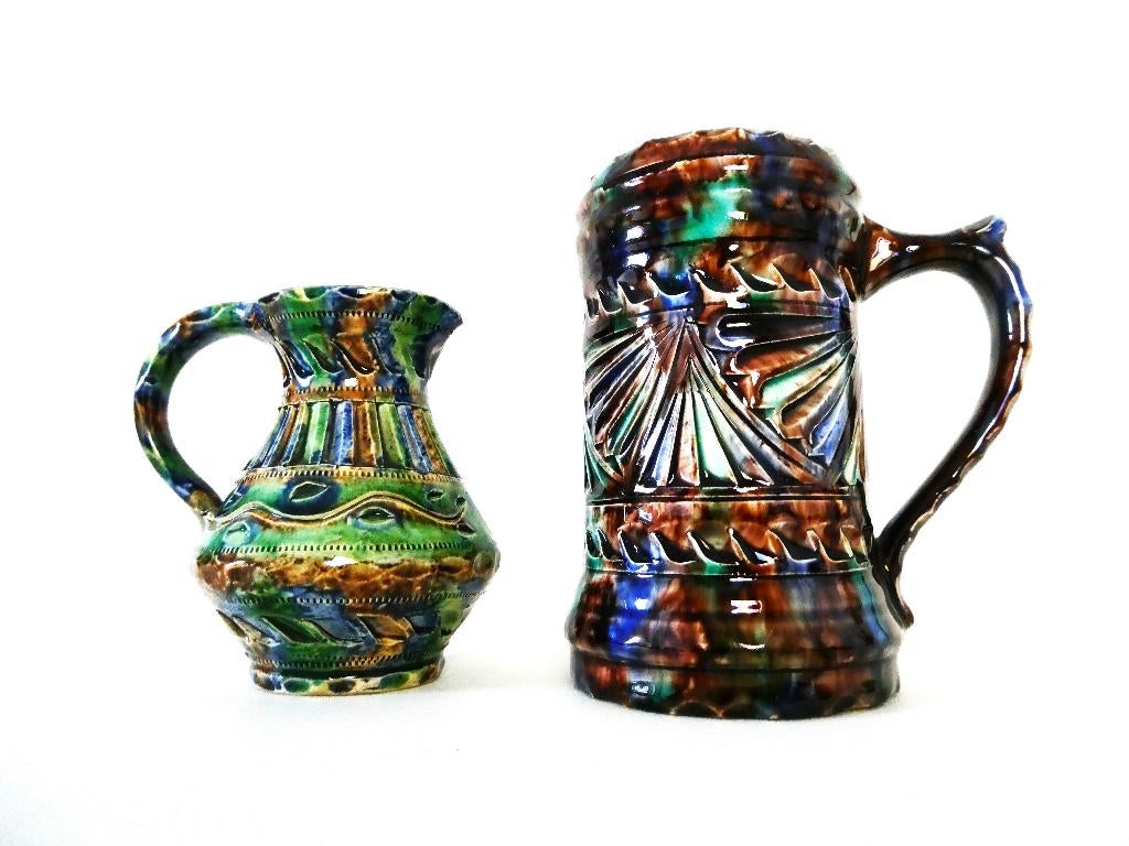 Fries kerfsnede aardewerk vaasje / kannetje met een beker, Ophalen of Verzenden