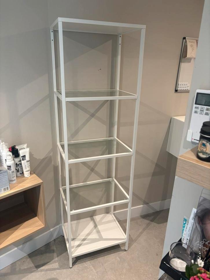 IKEA VITTSJÖ Stellingkast - Wit met glazen planken, Huis en Inrichting, Kasten | Stellingkasten, Zo goed als nieuw, Ophalen