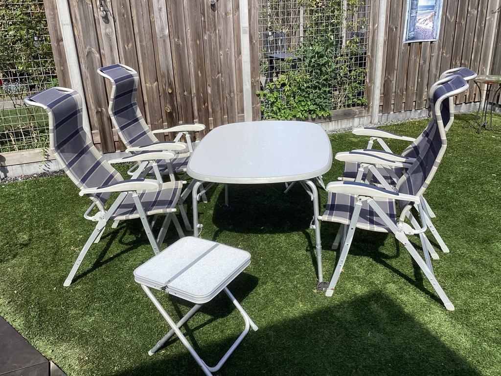 Complete camping tuinset met 4 stoelen, tafel en 2 krukjes, Ophalen, 4 zitplaatsen, Gebruikt, Eettafel