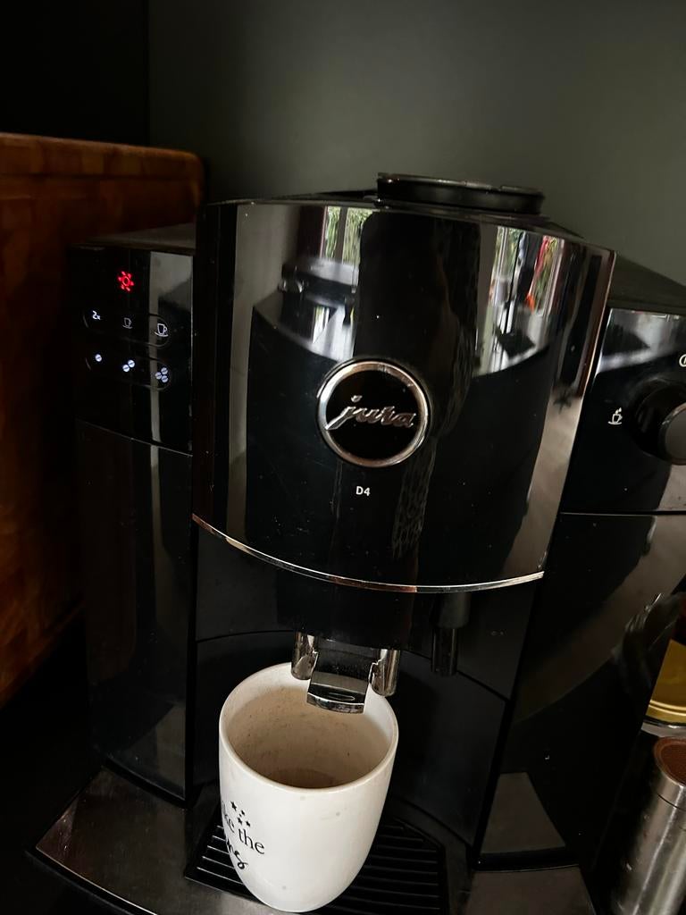 Jura D4 Koffiezetapparaat -  5 jaar oud - 1 uitloop verstopt, Ophalen of Verzenden, Gebruikt, Koffiemachine, Koffiebonen