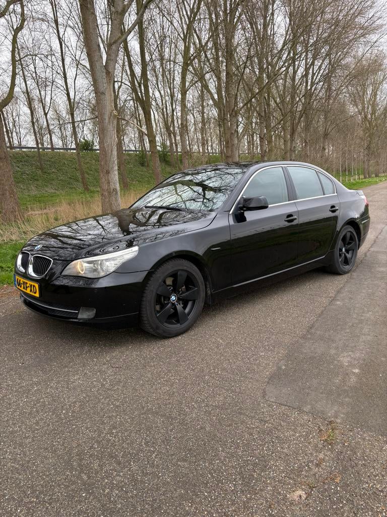 BMW 5-Serie 2.5 I 523 AUT Zwart, Auto's, Achterwielaandrijving, 1800 kg, Zwart, Zwart