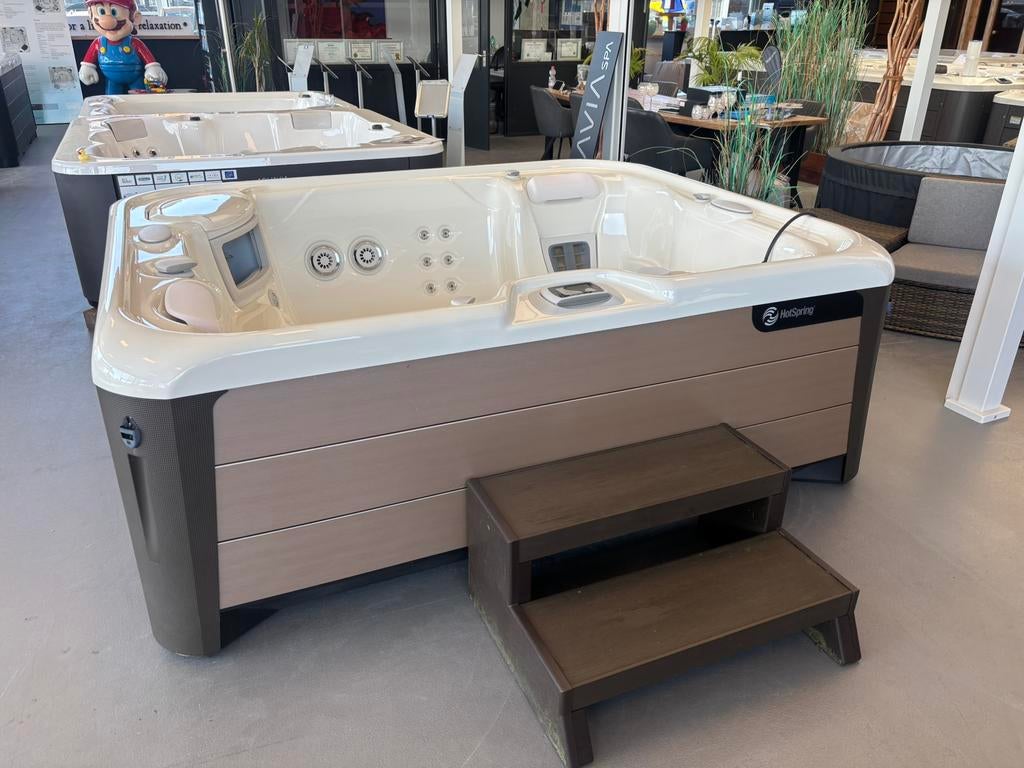Jacuzzi Hotspring Spa Triumph 2 ligplaatsen bj. 2020, Ophalen, Zo goed als nieuw, Trap, Vast
