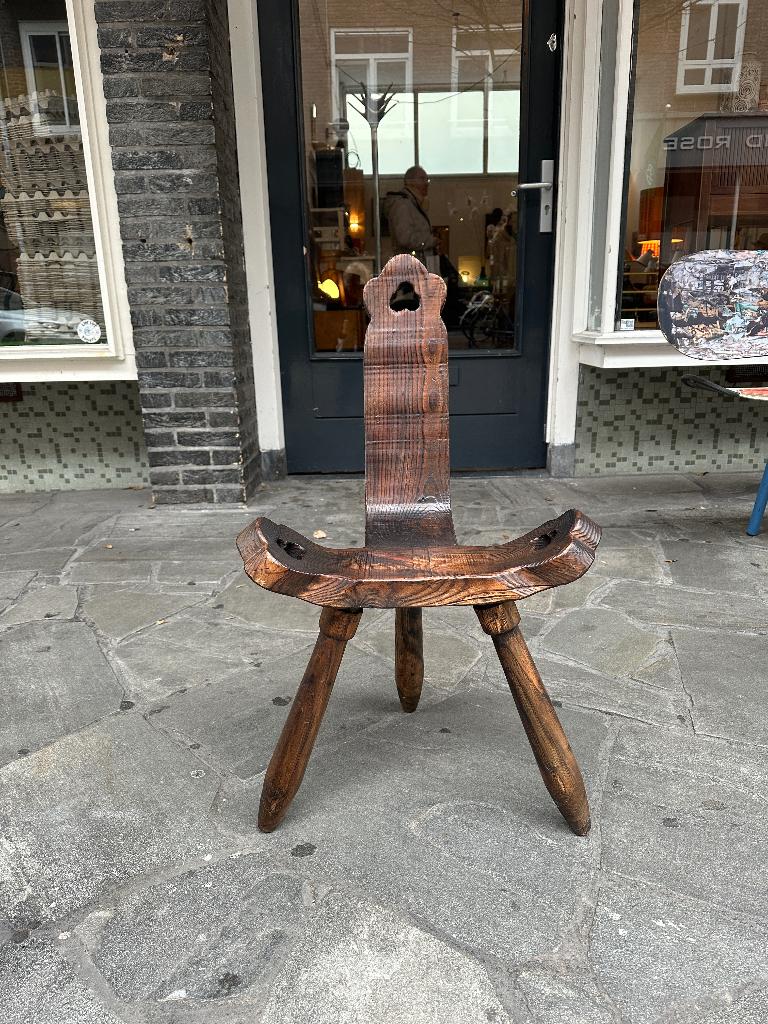 SALE: brutalist houten Spaanse driepootstoel