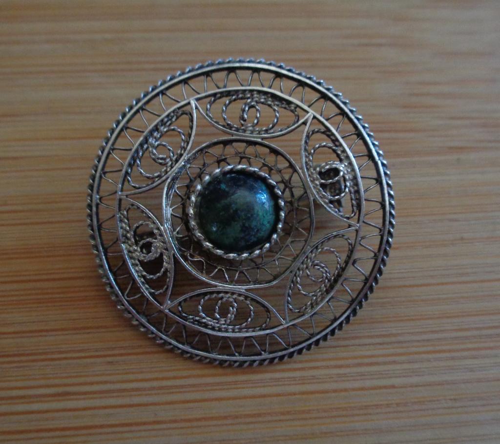 Zilveren filigrain broche met groen mineraal steen [482], Verzenden, Minder dan 4 cm, Zo goed als nieuw, Zilver