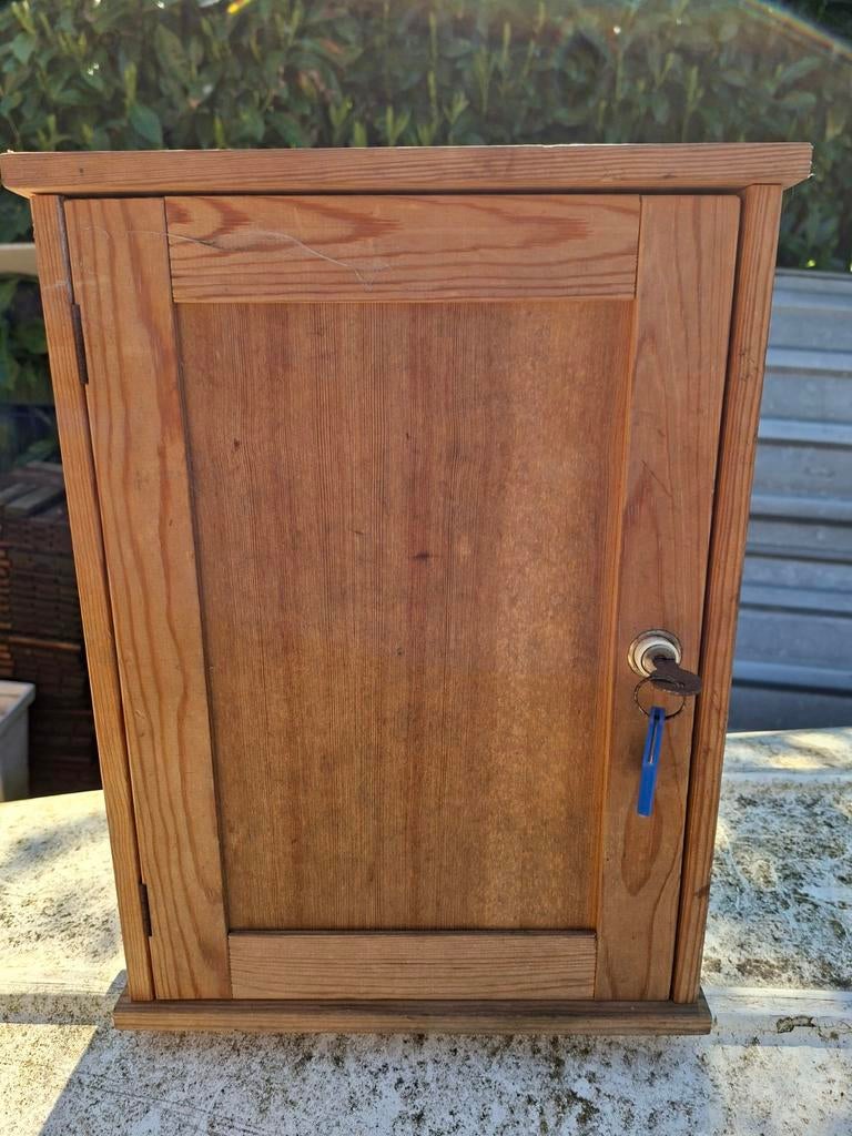 5 euro Leuk houten kastje 40x30x12 cm met slotje., Huis en Inrichting, Ophalen, Gebruikt