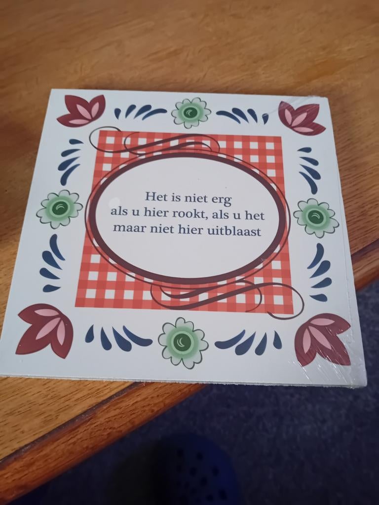 2 nieuwe Boerenbont houten tegels met spreuk, Antiek en Kunst, Antiek | Wandborden en Tegels, Ophalen of Verzenden