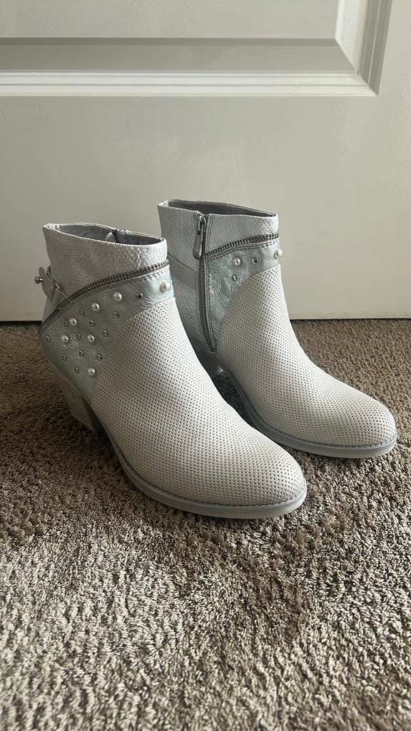 Nieuwe zilveren enkellaarsjes Marco Tozzi 39, Kleding | Dames, Schoenen, Ophalen of Verzenden, Zo goed als nieuw, Overige kleuren