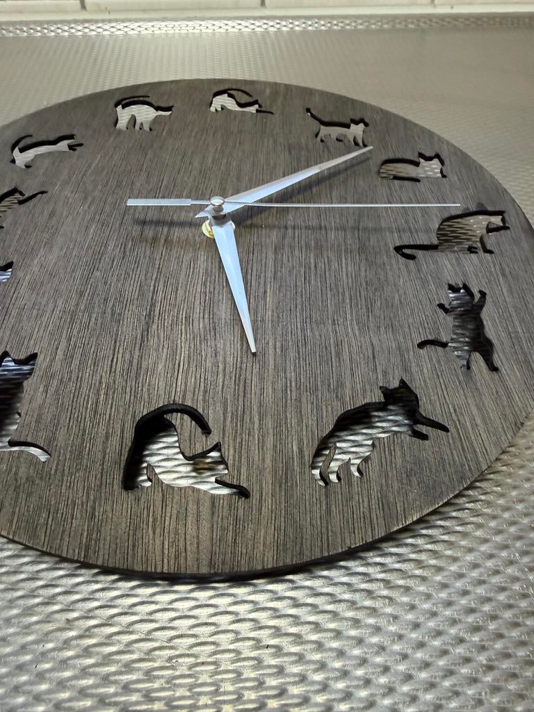 Houten Wandklok met Katten, Stil Uurwerk, Ø 28cm, Ophalen of Verzenden, Nieuw, Analoog, Wandklok