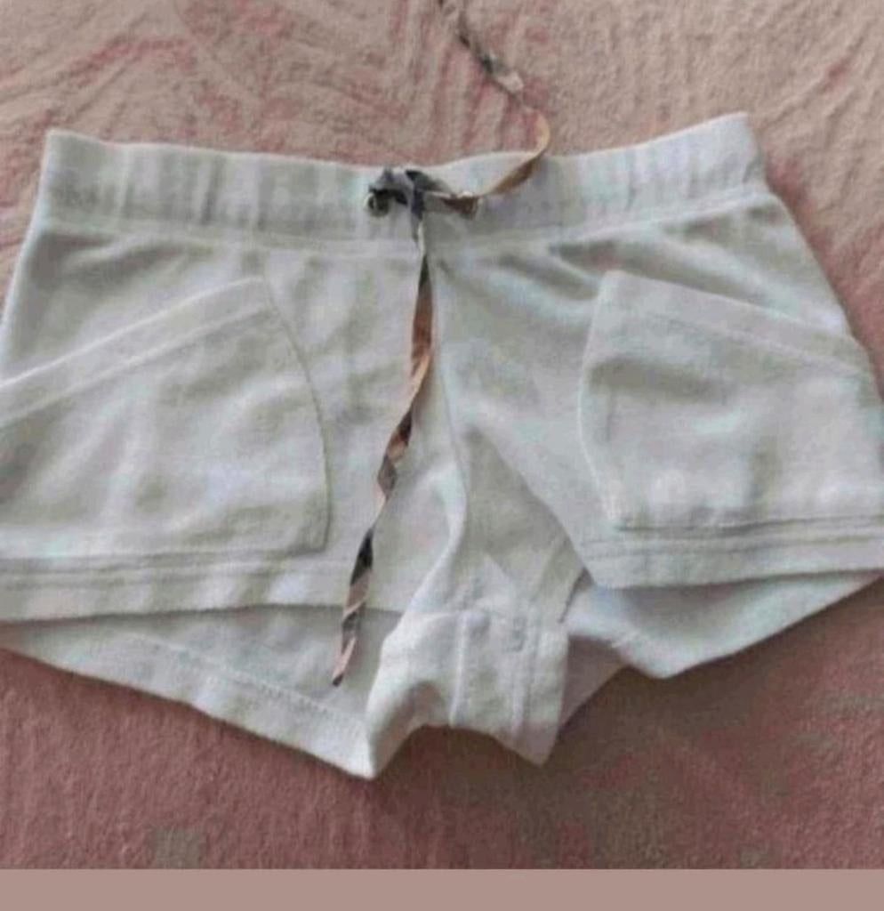 Originele Burberry short. kleding, pumps, makeup, tassen etc, Broek, Meisje, Ophalen of Verzenden, Zo goed als nieuw