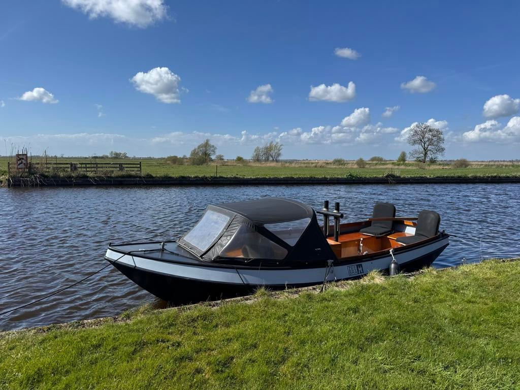 Ouderwetse lelievlet sleepboot met 12 pk motor, Ophalen, Gebruikt, Staal, Diesel