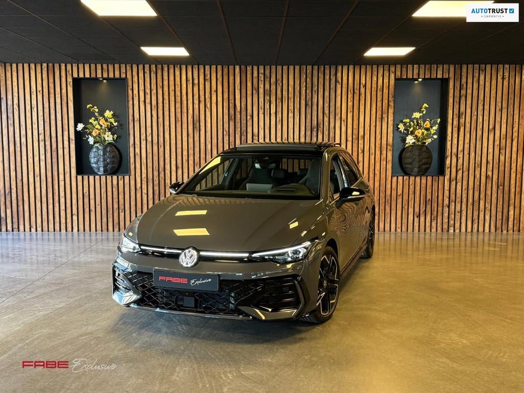 Volkswagen GOLF 1.5 eTSI R-Line / 360 Camera / Pano / H/K /, 4 cilinders, 150 pk, Zwart, Bedrijf