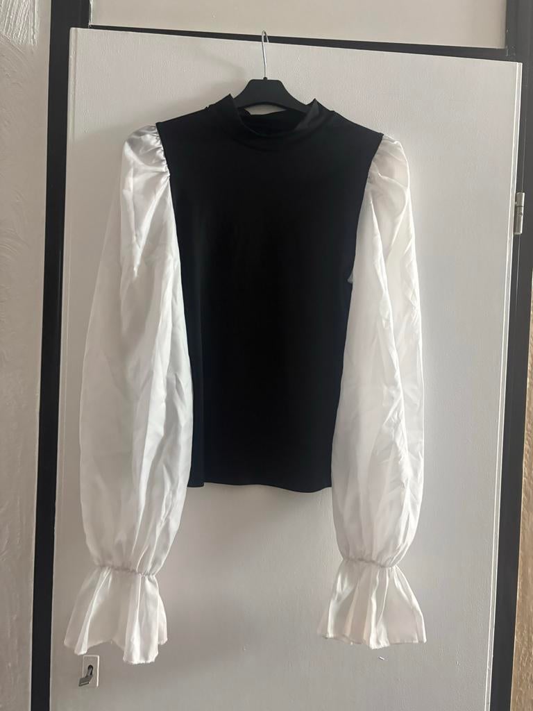 Zwart-witte blouse met pofmouwen, Kleding | Dames, Blouses en Tunieken, Ophalen, Zo goed als nieuw, Maat 36 (S), Zwart