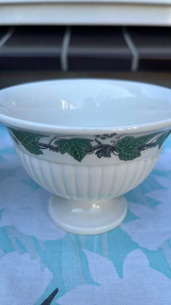 Wedgwood 2 schaaltjes op voet genummerd etruria barlaston, Ophalen of Verzenden
