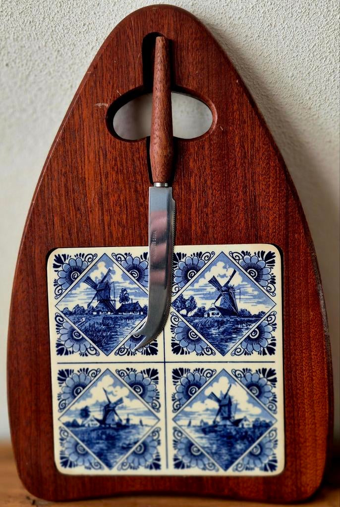 Houten kaasplank voorzien van Delfts blauwe tegels en mes., Ophalen of Verzenden