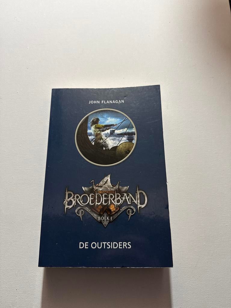 Broederband - De Outsiders (John Flanagan), Ophalen of Verzenden, Zo goed als nieuw