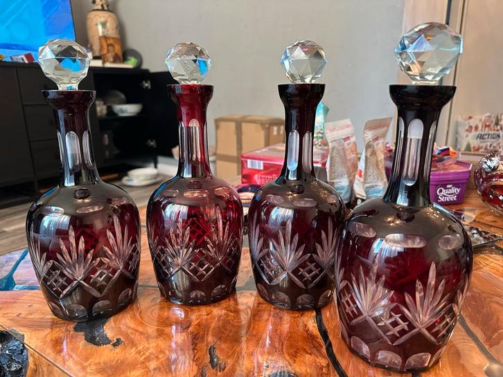 Set van 4 kristallen karaffen met robijnrode kleur, Antiek en Kunst, Antiek | Glas en Kristal, Ophalen of Verzenden