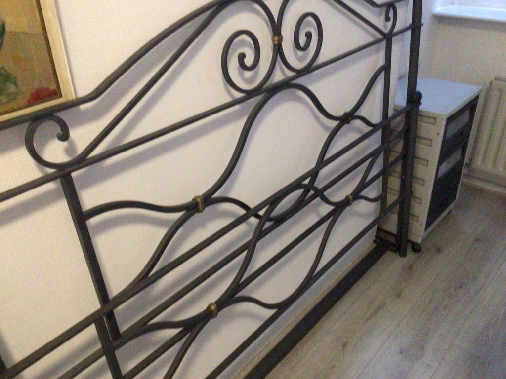 Metalen bedframe met sierlijke krullen, Ophalen of Verzenden
