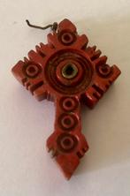 Klein houten kruisbeeldje met relikwie., Ophalen of Verzenden, Zo goed als nieuw