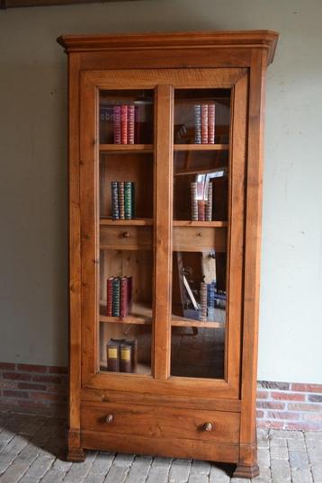 Prachtige antieke noten houten Louis Philippe boekenkast. beschikbaar voor biedingen