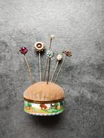 6 gouden dasspelden op speldenkussen., Ophalen of Verzenden, Goud