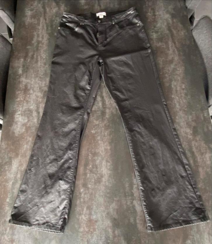 Broek Only Carmakona - zwart gecoat flared - maar 46/32, Kleding | Dames, Broeken en Pantalons, Zo goed als nieuw, Maat 46/48 (XL) of groter