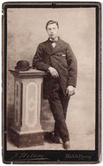 CDV - Man Pilaar Bolhoed - Foto Helder Middelburg, Gebruikt, Foto, Ophalen of Verzenden, Voor 1940