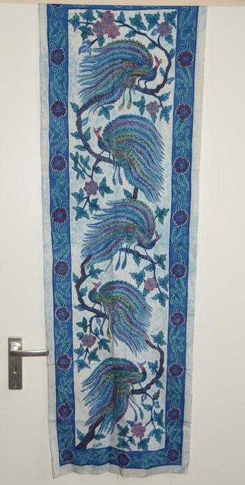 Mooie oude batik doek uit Indonesië met pauwen wanddecoratie beschikbaar voor biedingen