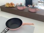 2 roze pannen en 1 wokpan, Huis en Inrichting, Keuken | Potten en Pannen, Ophalen, Overige typen, Keramische plaat, Nieuw