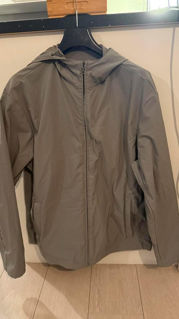 Prada Jas - Stijlvol en tijdloos!, Kleding | Heren, Jassen | Zomer, Zo goed als nieuw, Maat 48/50 (M), Grijs, Ophalen of Verzenden