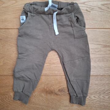 Stoere Feetje bruine broek maat 80 beschikbaar voor biedingen