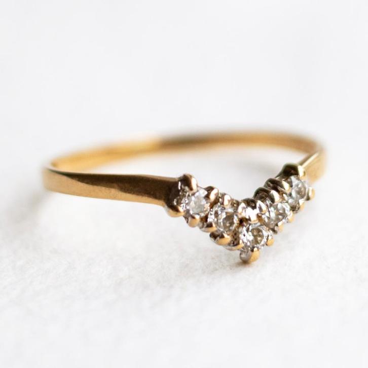 Vintage 9K gouden chevron ring met CZ - maat 17,5, Sieraden, Tassen en Uiterlijk, Ringen, Zo goed als nieuw, Dame, 17 tot 18, Goud