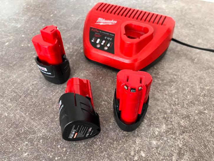 Milwaukee acculader met accu's, Doe-het-zelf en Verbouw, Gereedschap | Handgereedschap, Nieuw, Ophalen of Verzenden
