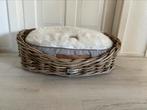 Rotan mand met kussen, Dieren en Toebehoren, Hondenmanden, Ophalen of Verzenden, Zo goed als nieuw, Pluche