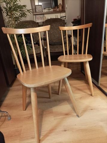 Twee houten stoeltjes beschikbaar voor biedingen