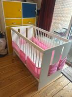 Witte baby wieg met roze beschermers‼️‼️, Kinderen en Baby's, Kinderkamer | Complete kinderkamers, Ophalen of Verzenden, Zo goed als nieuw