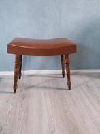 Vintage leren voetenbankje met houten pootjes, Ophalen, Minder dan 50 cm, Gebruikt, Hout