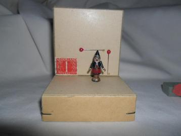 oude heks houten poppenhuis pop popje miniatuur speelgoed beschikbaar voor biedingen