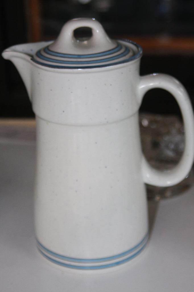 GUSTAVSBERG "" DART "" Chocoladepot., Huis en Inrichting, Keuken | Servies, Zo goed als nieuw, Overige typen, Overige stijlen